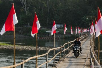 Jembatan Musiman Berhias Merah Putih