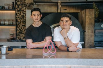 Rayakan Cita Rasa Kuliner Indonesia, Airbnb Gandeng Chef Arnold dan Reynold Poernomo Hadirkan Buku Resep Eksklusif