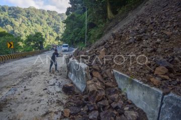 Tebing longsor di Lembah Anai