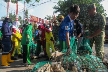 Aksi bersih sungai di kawasan padat penduduk