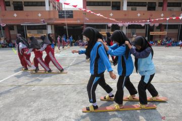 Pelajar bermain permainan tradisional di Surabaya
