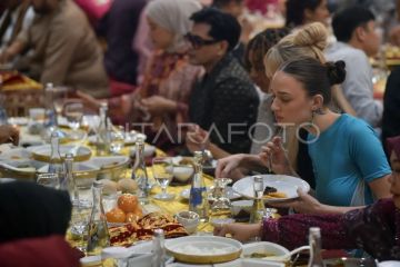 Tradisi makan bajamba di Padang