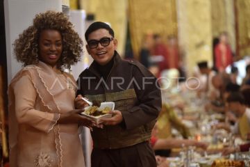 Tradisi makan bajamba di Padang
