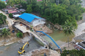 Perbaikan jembatan pascabencana di Padang