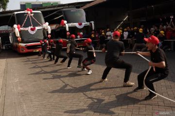 Lomba tarik bus AKAP di Tulungagung