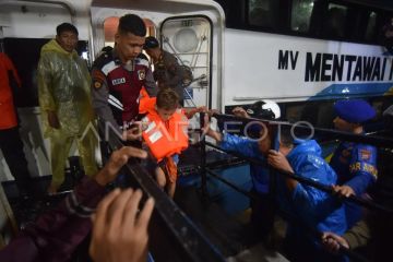 Evakuasi kapal Mentawai Fast di Padang