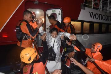 Evakuasi kapal Mentawai Fast di Padang