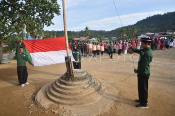 Upacara bendera di bekas lokasi bencana di Padang