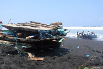 Bangkai kapal nelayan tenggelam di Jember