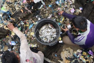 Nelayan menjaring sampah laut di Padang