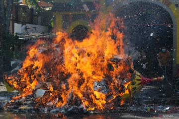 Sembahyang rebutan di Surabaya