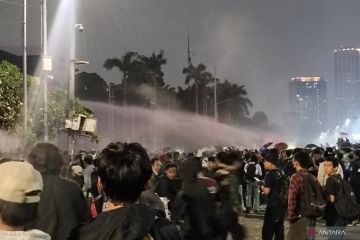 Massa aksi mulai membubarkan diri dari depan gedung DPR/MPR RI