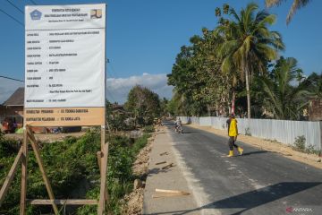 Pengaspalan jalan kawasan pertanian di Kendari