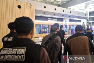 Imigrasi deportasi dan cekal 5 WNA Tiongkok melintas ilegal