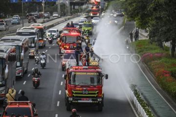 Penyemprotan air antisipasi dampak abu vulkanik di Jakarta