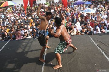 Tradisi  Ojung di Situbondo