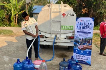 PLN salurkan 50 ribu liter air bersih bagi warga dan santri di Kalbar
