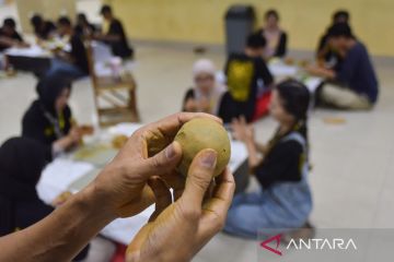 Praktik pembuatan karya dari tanah liat