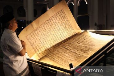 Al Quran kuno seberat 25 kilogram dipamerkan di Masjid Nasional Al Akbar Surabaya