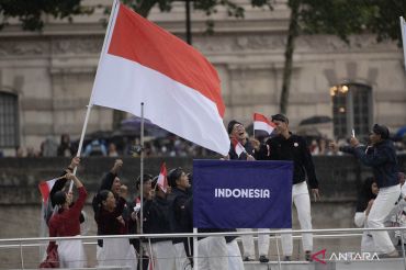 Defile kontingen Indonesia di atas kapal saat pembukaan Olimpiade Paris 2024&nbsp;