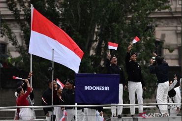 Tim Indonesia tampil memukau saat defile pembukaan Olimpiade Paris