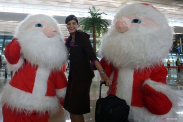 Parade sinterklas hibur penumpang di Bandara Soekarno Hatta