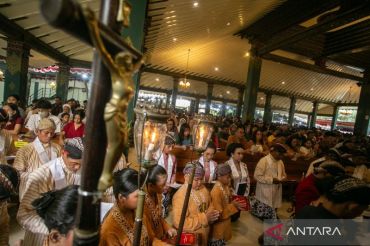 Suasana khidmat misa malam Natal di berbagai daerah