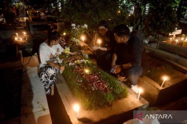 Warga keturunan Portugis gelar tradisi ziarah ke makam keluarga jelang Natal