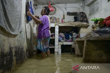 Banjir akibat luapan Kali Ciliwung di Kampung Meayu