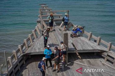 Sentra pembuatan kapal pinisi di Tanah Beru menjadi daya tarik turis mancanegara