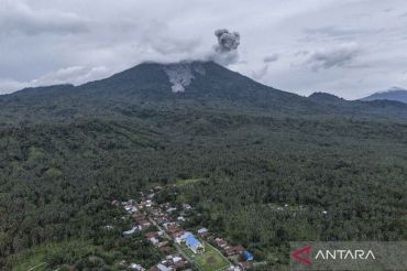 Aktivitas vulkanik Gunung Ibu di Halmahera Barat meningkat