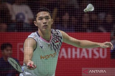 Kalahkan Kenta Nishimoto dalam tiga set,  Jonatan Christie melaju ke semifinal Daihatsu Indonesia Masters 2025