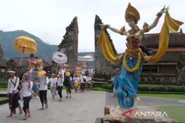 Umat Hindu di Bali gelar upacara Nyegara Gunung untuk penyucian roh leluhur & memohon berkah Tuhan