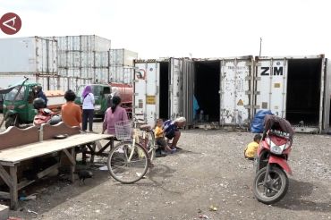 Banjir mulai surut, warga Rorotan masih bertahan di pengungsian