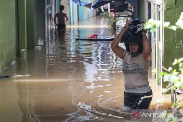 Jakarta kembali dikepung banjir hingga 2 meter akibat luapan sungai Ciliwung