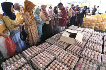 Warga berbelanja sembako murah jelang lebaran di berbagai daerah