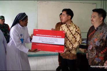 Wapres Gibran bagikan bantuan pendidikan di SMAS Bhaktyarsa NTT