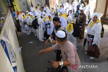 Jamaah calon haji Indonesia mulai diberangkatkan ke Arafah untuk wukuf