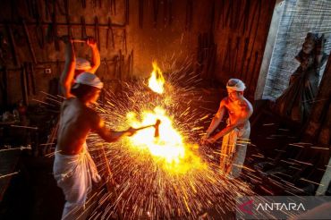 Pembuatan keris pusaka tradisional di Padepokan Keris Brojobuwono Karanganyar