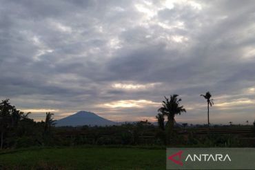 Sebagian besar wilayah Indonesia diselimuti awan