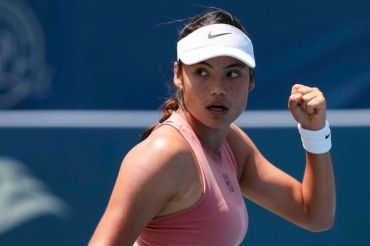 Emma Raducanu melaju ke babak kedua Queen's Club Championships