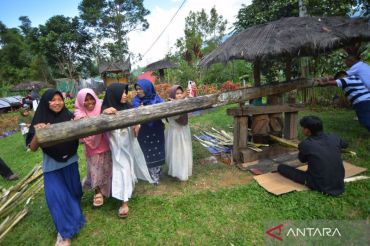 Melihat lebih dekat alat penggilingan tebu berusia 100 tahun di Solok