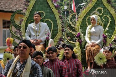 Kirab budaya pengantin lima gunung di Magelang