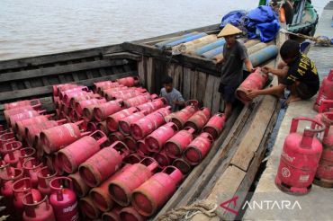 Sungai Kapuas jadi jalur vital distribusi elpiji ke pelosok Kalimantan Barat
