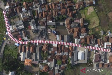Sambut HUT RI dengan pemasangan kain merah putih sepanjang 250 meter di Tasikmalaya