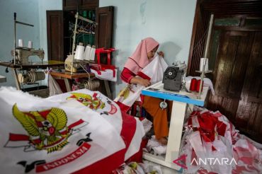 Menjelang HUT Ke-80 RI, permintaan umbul-umbul merah putih naik dua kali lipat