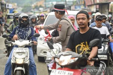 Aksi polisi menebar "Merah Putih" di jalanan Samarinda