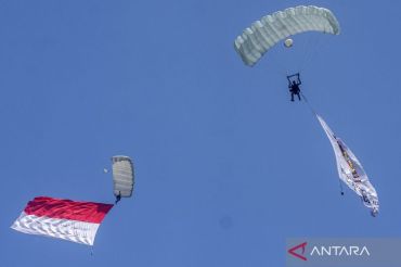 Perkuat pertahanan negara, prajurit TNI kibarkan Merah Putih dari udara di Batujajar
