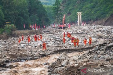Tim penyelamat berpacu dengan waktu, pencarian korban hilang akibat banjir  bandang Yuzhong di Gansu