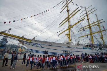 Siswa sekolah kunjungi KRI Bima Suci saat open ship di Teluk Bayur Padang